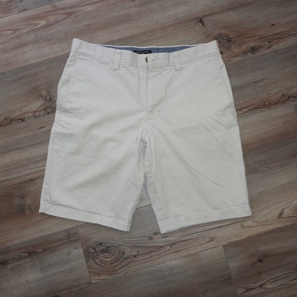 Banana Republic Khaki Shorts, men’s size 32